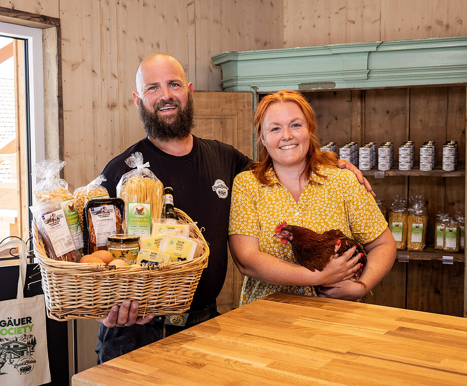 Stefan und Raina Herbst mit Huhn.