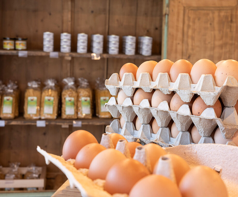 Eier im Hofladen mit Nudeln im Hintergrund